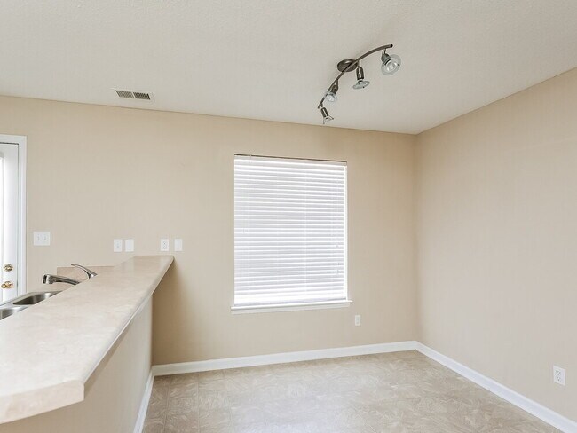 Foto del edificio - 7027 Maple Grove Rd