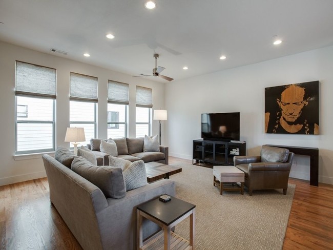 Foto del edificio - Lower Greenville Stunning Townhome