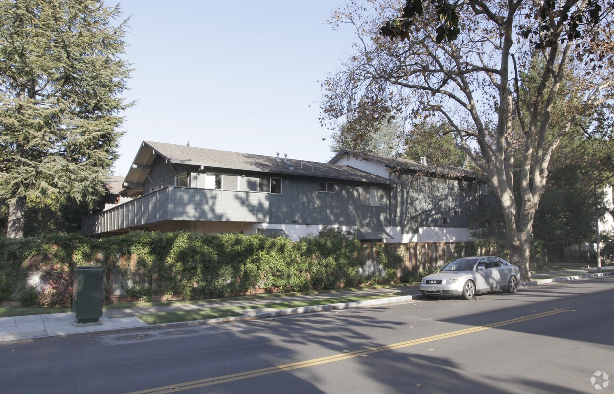 Primary Photo - 800 University Ave
