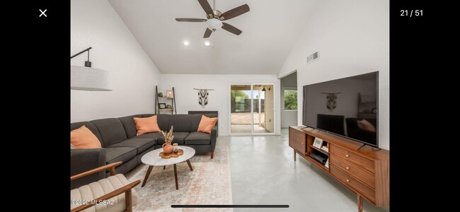 Building Photo - Gorgeous Remodeled Home w/Community Pool i...