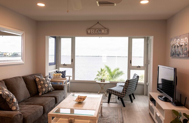 TV/Living Room - 1500 Park Beach Cir