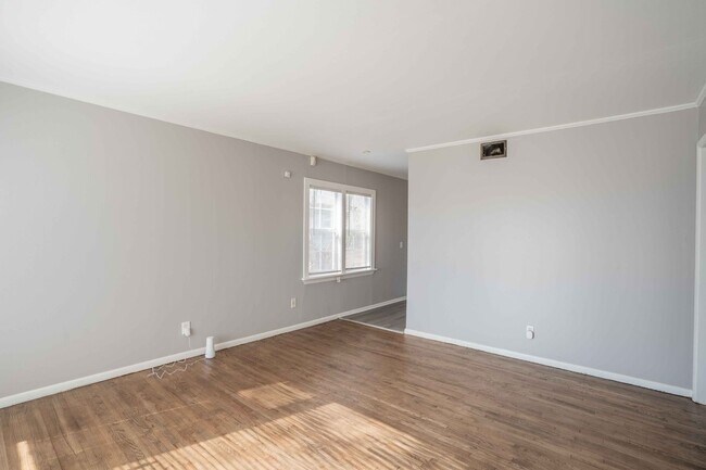 Building Photo - 3 Bed 1 Bath House Available NOW. February...