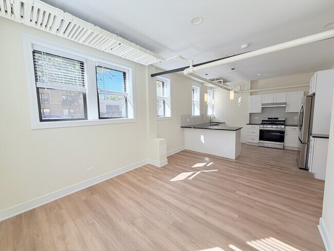 Foto del edificio - 3927 N Pine Grove Ave