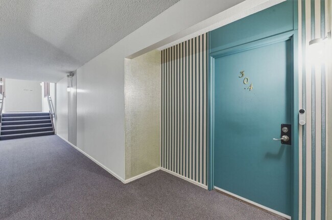 Building Photo - 6550 Delmonico Dr