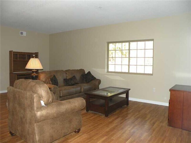 Foto del edificio - 6450 Pleasant St