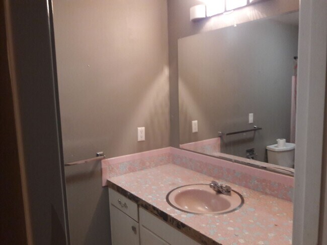 Building Photo - 4 Bedroom 3 Bathroom South Hills home Near...