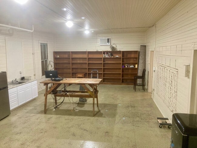 Building Photo - 902 Church St