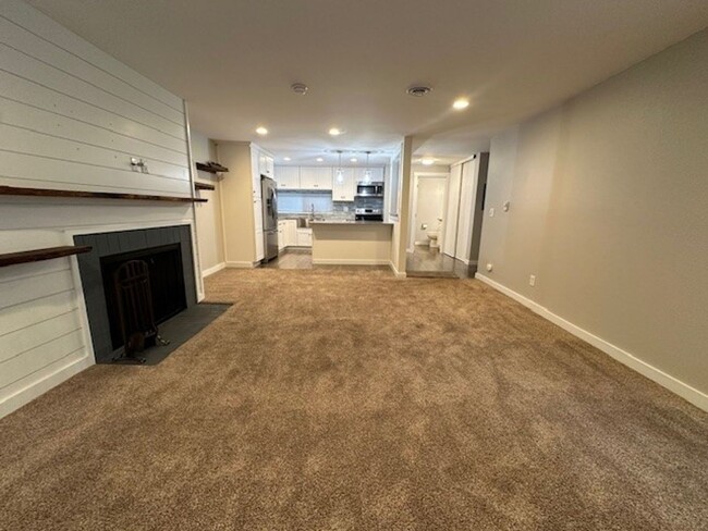 Foto del edificio - BEAUTIFULLY RENOVATED TOP FLOOR TOWNHOME C...