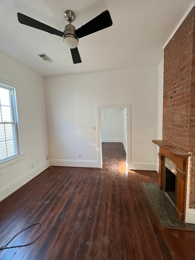 Building Photo - 428 Belleville St