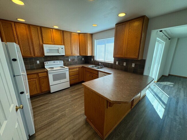 Building Photo - Spacious 4 Bed, 2.5 Bath Home!