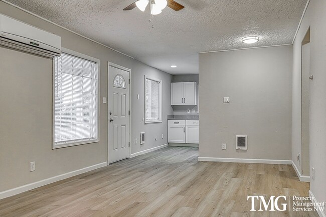 Building Photo - Cozy Pet Friendly Home with 2 bed and 1 ba...
