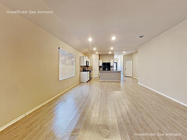 Building Photo - Gorgeous home in golf course community.