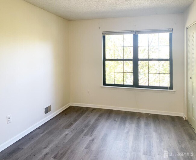 Foto del edificio - 321 Hampshire Ct