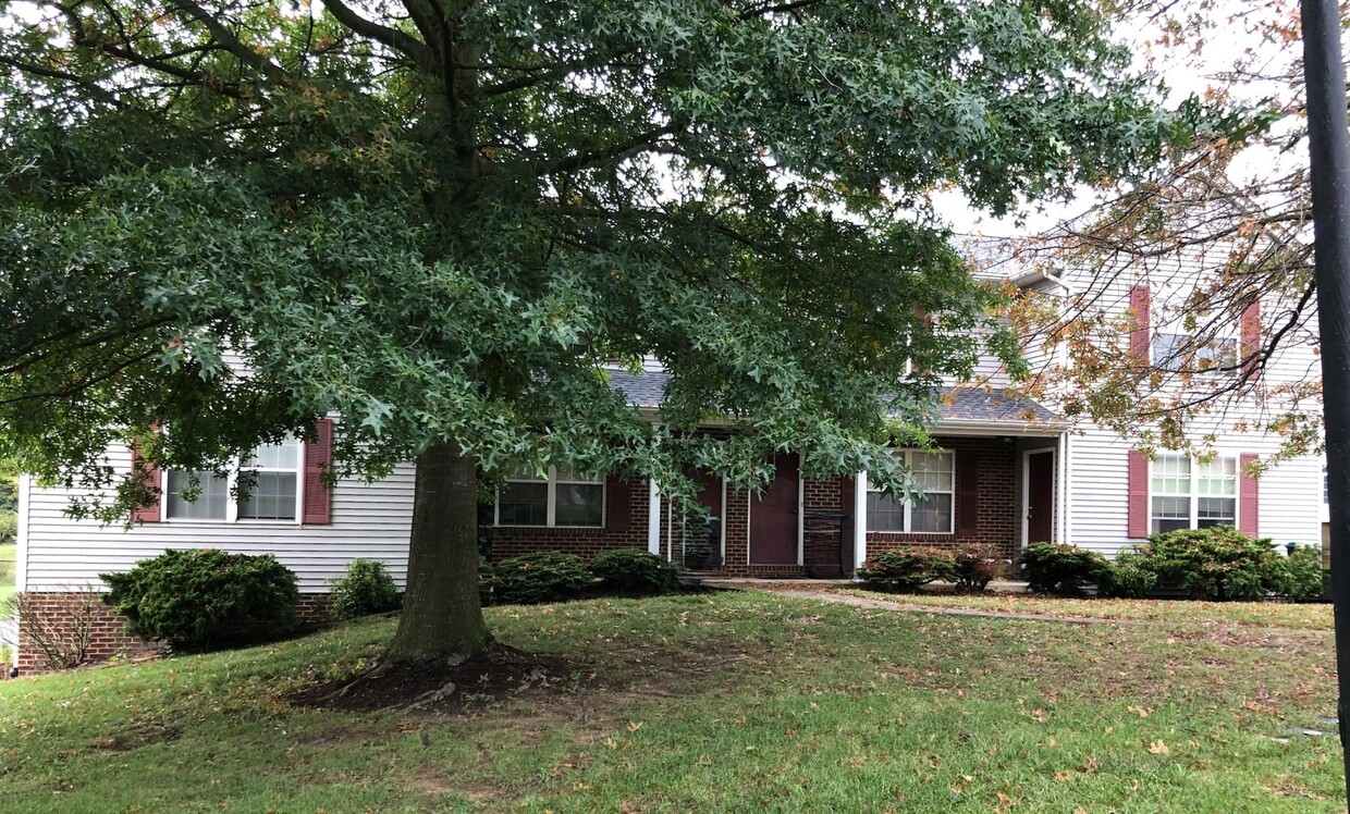 Building Photo - 210 Weeping Willow Ln