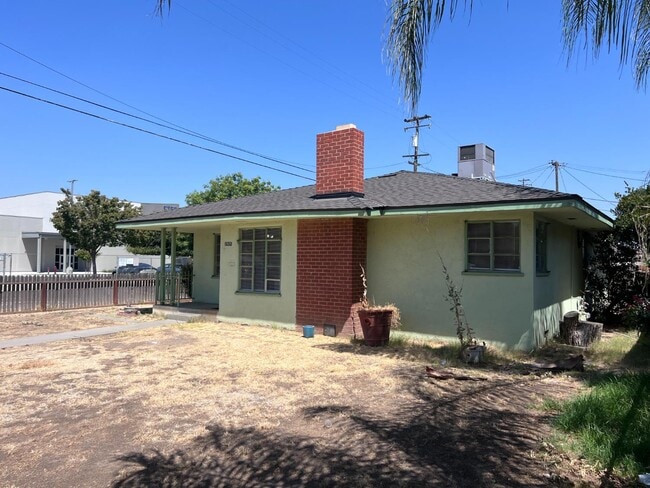 Building Photo - 2905 E Lamona Ave