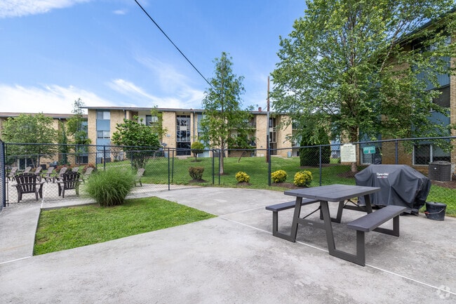 Interrogatorio intenso - Landon Court Apartments