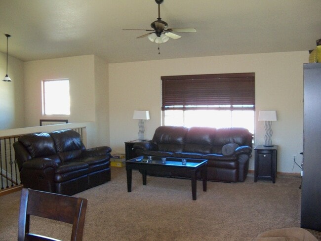 Building Photo - 4 BEDROOM | 3 BATH | TRI-LEVEL HOUSE | RAP...