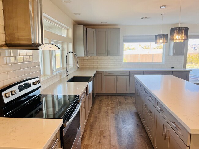 Foto del edificio - Gorgeous 3 bd, 2.5 ba on 1 acre
