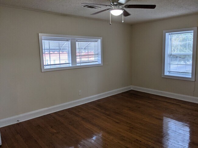 Foto del edificio - 2271 Mann Rd - Unit 2 | Upper-Level Unit