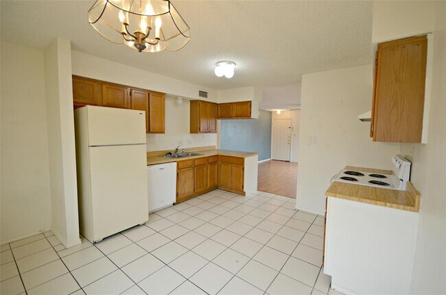 Building Photo - 5630 Brookview Ct