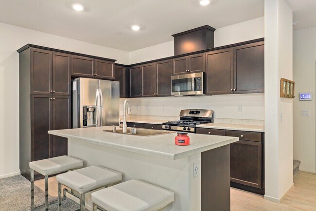 Building Photo - 30411 Town Square Dr