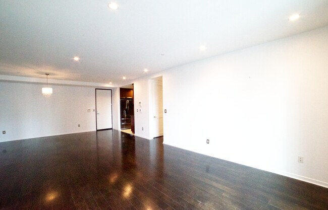 Dining area - 637 S Fairfax Ave
