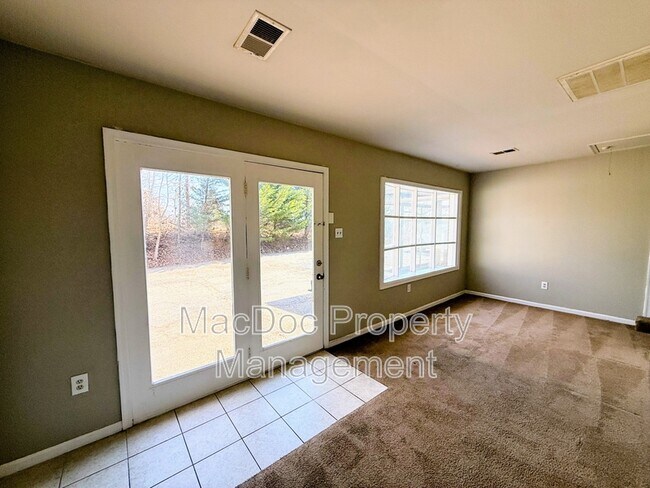 Foto del edificio - 265 Butler Rd