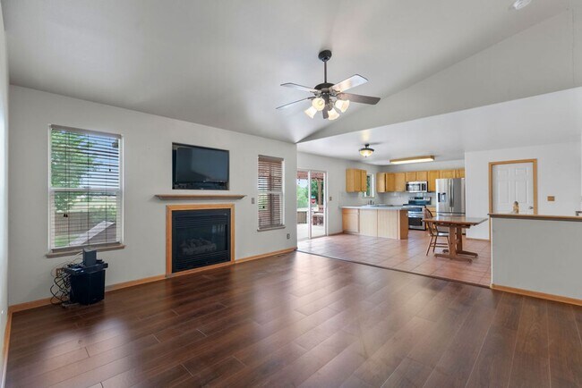Foto del edificio - 5 Bedroom home in Huntington Hills
