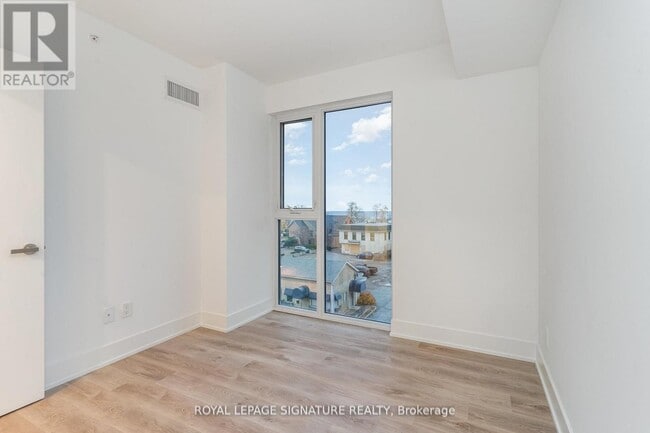 Building Photo - 370 Martha St