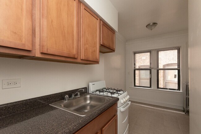 Building Photo - 4640 N Paulina St