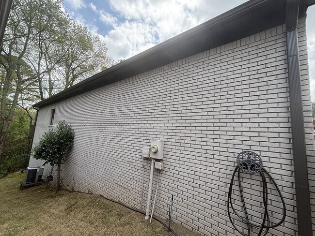 Foto del edificio - Spacious 3 Bed 2 Bath Home In Homewood With Large Basement
