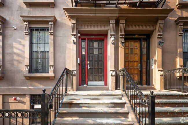 Entrada - 56 E 130th St