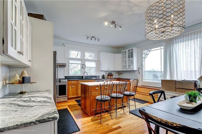 Building Photo - 569 Spring St