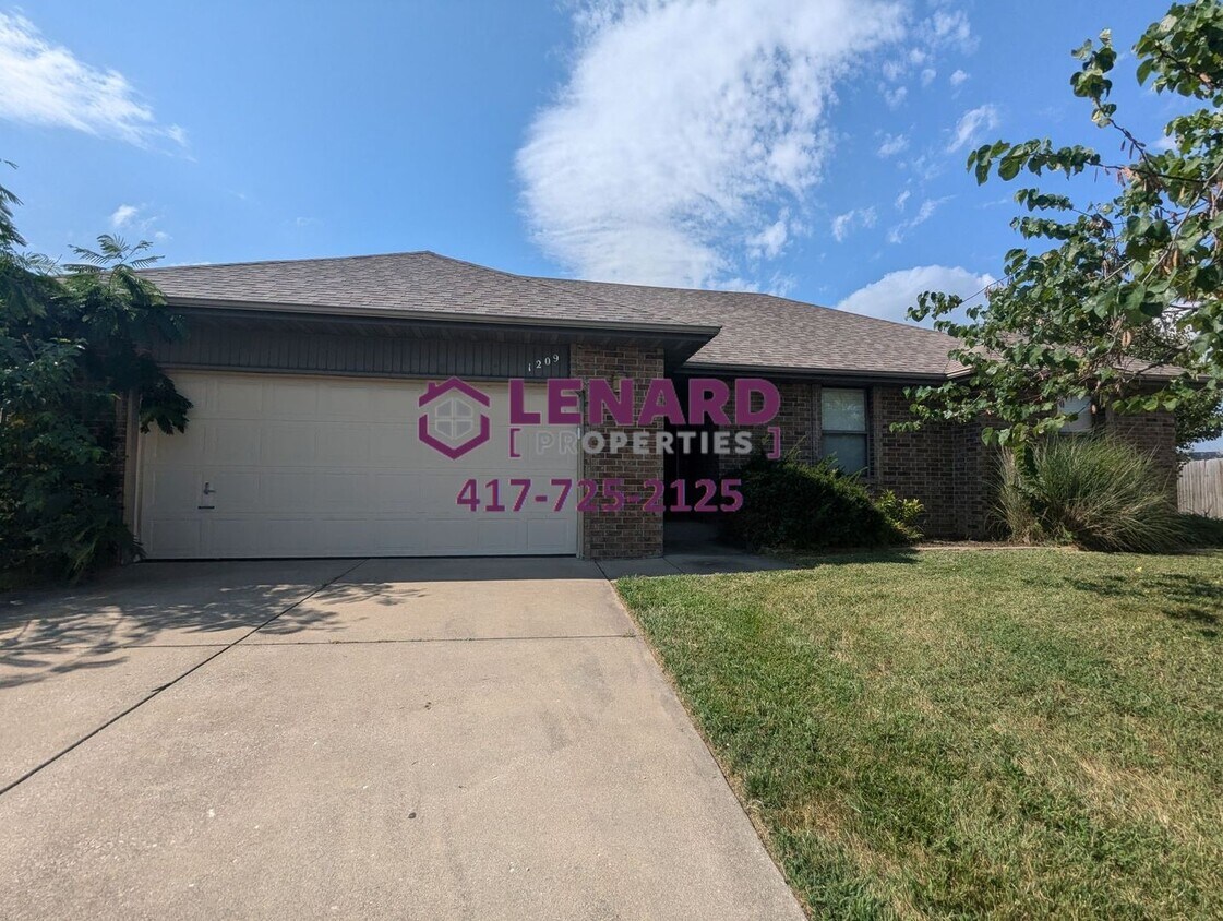 Foto principal - Spacious 3 Bedroom Home!