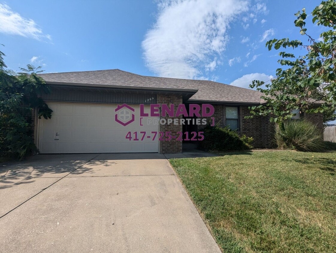 Primary Photo - Spacious 3 Bedroom Home!