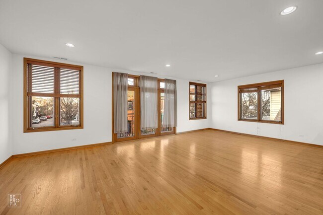 Foto del edificio - All Modern Pilsen Condo with 2 Balconies
