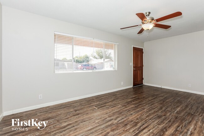 Building Photo - 1010 W 4th Pl