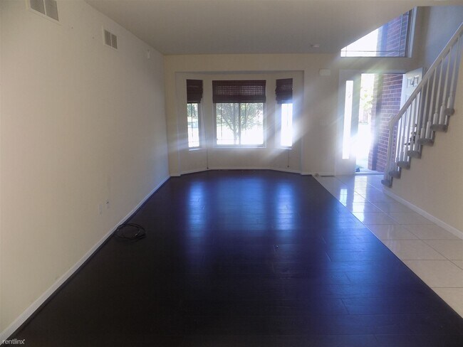 Foto del edificio - 3 br, 2.5 bath Townhome - 6170 Elarz Dr