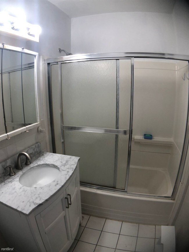 Building Photo - Room for Rent, 2 bath House - 17 Burnham St