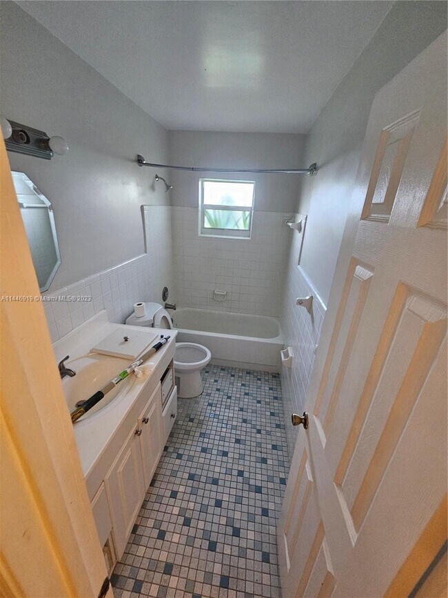 7805 NW 71st St Unit 2, Tamarac, FL 33321 Room for Rent in Tamarac