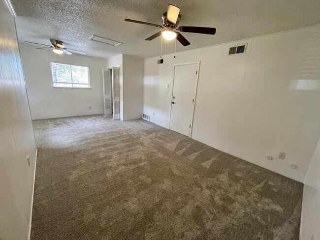 Building Photo - 1205 College Oaks Dr