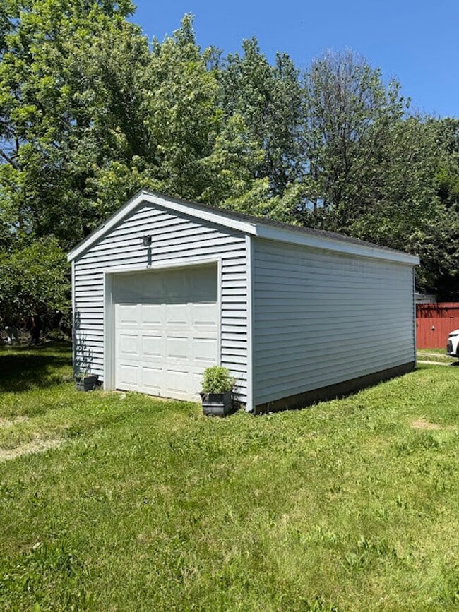 Building Photo - Two bedroom home with one car garage for rent - Canton NE