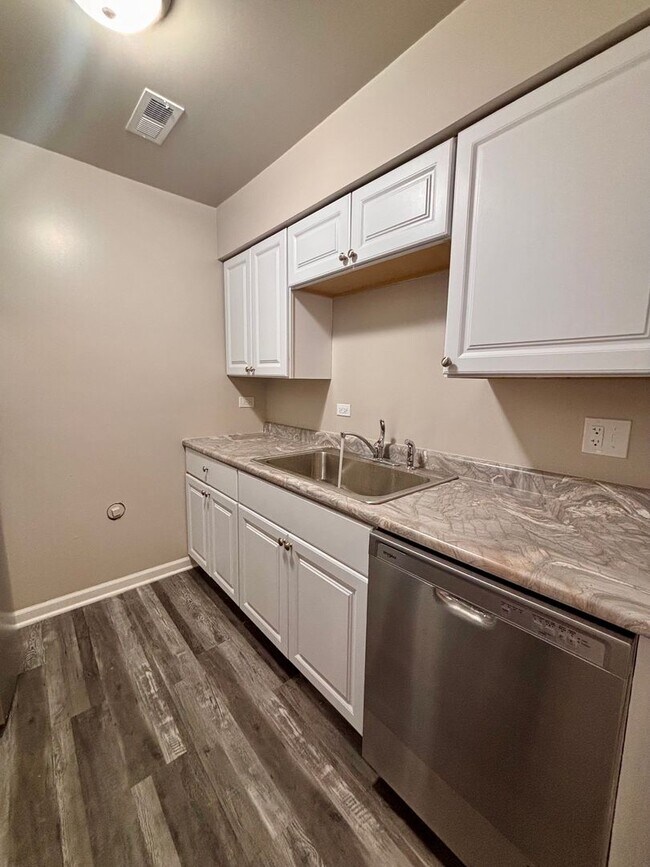 Building Photo - Red Tail Apartments