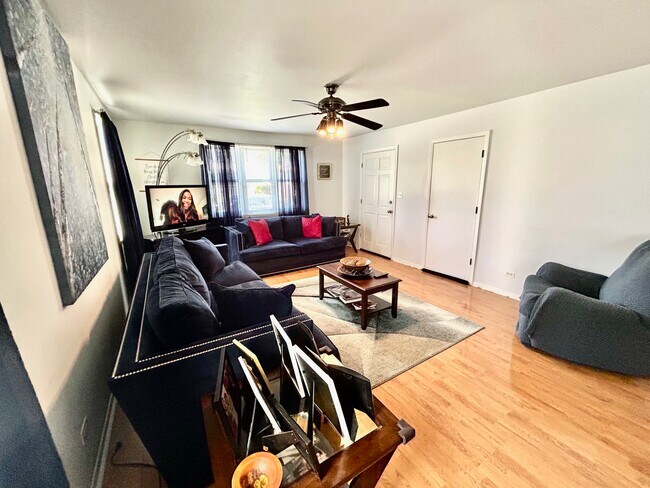 Photo - 1004 Beloit Ave Apartments