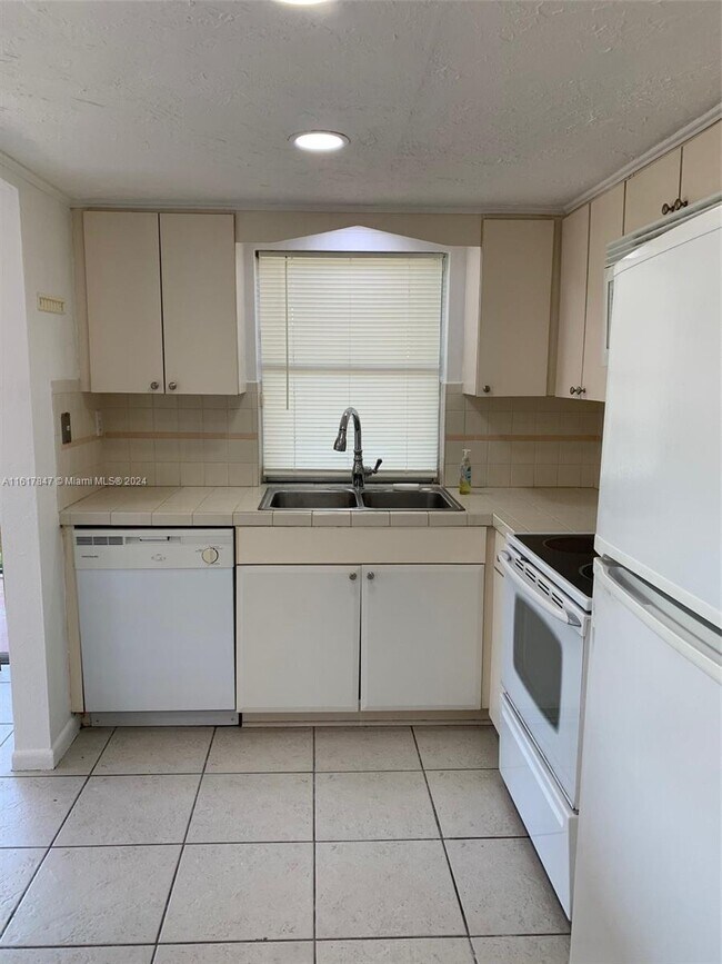 Foto del edificio - 4850 SW 63rd Terrace