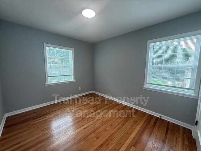 Foto del edificio - 6425 Brookside Rd