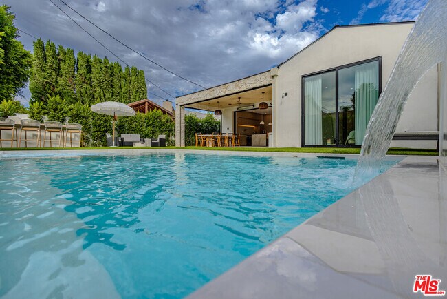 Foto del edificio - 4705 Saloma Ave