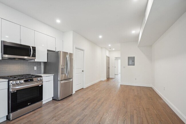 Building Photo - 598 Forest St