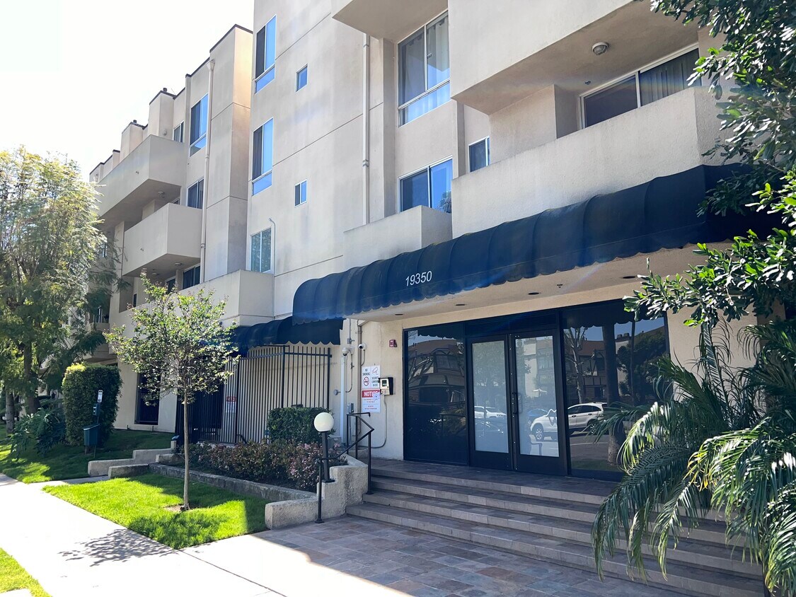 Foto principal - 19350 Sherman Way