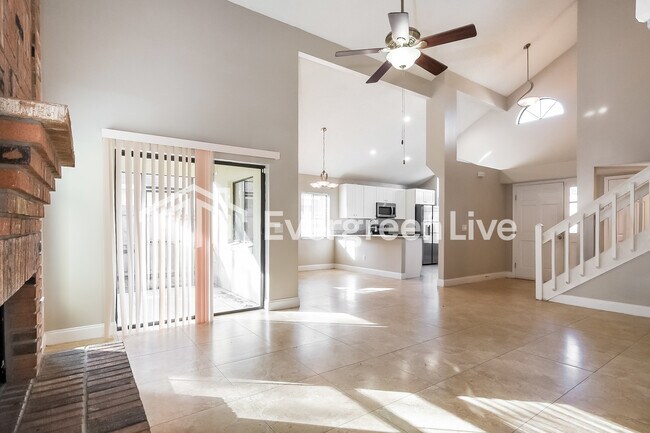 Foto del edificio - 373 River Chase Dr